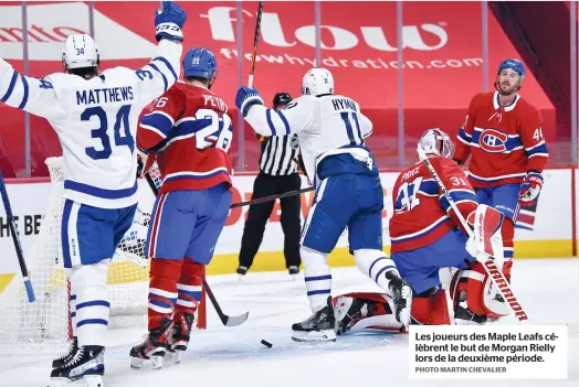  ?? PHOTO MARTIN CHEVALIER ?? Les joueurs des Maple Leafs célèbrent le but de Morgan Rielly lors de la deuxième période.