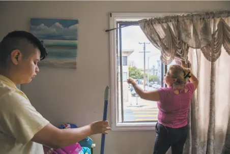  ?? Photos by Santiago Mejia / The Chronicle ?? Ixchel Lopez (left) helps mom Victoria Medina clean their apartment. Medina is $9,000 behind on rent after the pandemic.