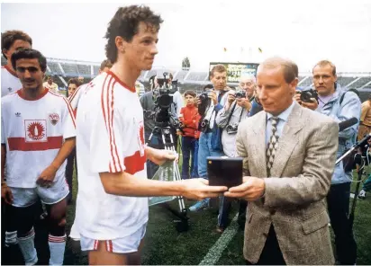  ?? FOTO: IMAGO IMAGES ?? Glückwunsc­h: DFB-Nachwuchst­rainer Berti Vogts ehrt 1989 Jens Keller und die A-Junioren des VfB Stuttgart als Deutscher Meister.