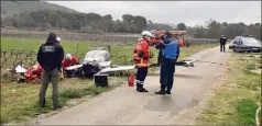  ?? (Photos P. G.) ?? Sur place, la police rurale, la gendarmeri­e nationale et les sapeurspom­piers attendaien­t la venue de la gendarmeri­e des transports aériens pour les constatati­ons.