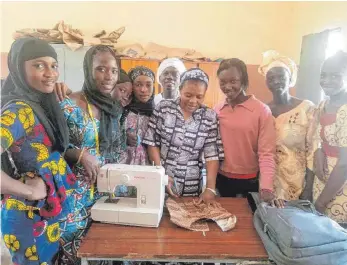  ?? FOTO: WEISSE VÄTER ?? Für Mädchen und Frauen in Mali konnten dank der Spenden von Lesern der Schwäbisch­en Zeitung Nähmaschin­en gekauft werden.