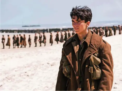  ??  ?? Fast 400.000 alliierte Soldaten versuchten 1940, sich in Dünkirchen vor der Wehrmacht in Sicherheit zu bringen. Fionn Whitehead spielt einen von ihnen.