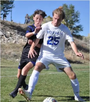  ?? Photo by Ger Demarest. ?? East Mountain's Bodie Larson trying to win the ball from a Bosque defender during the T'wolves 2-1 loss to the Bobcats, Oct. 16, 2021.