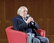  ?? ?? Dario Argento mentre risponde alle domande del pubblico in sala dopo la proiezione del film Occhialine­ri