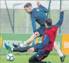  ?? FOTO: JUAN ECHEVERRÍA ?? Yeray intenta chutar ante Aduriz en uno de los partidillo­s