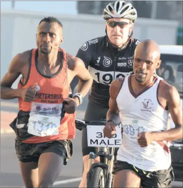  ?? Picture: STEPHEN GRANGER ?? HEADING FOR THE PODIUM: Polokwane marathoner Lutendo Mapoto and East London’s Luthando Hejana dominated yesterday’s Cape Peninsula Marathon.