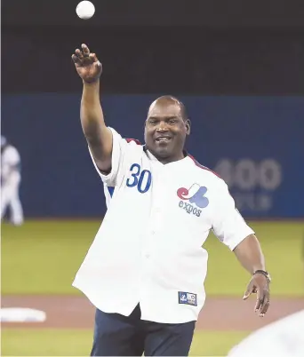  ?? - La Presse canadienne: Nathan Denette ?? Endossant son uniforme des Expos de Montréal, Tim Raines a effectué le lancer protocolai­re qui a précédé le match entre les Brewers de Milwaukee et les Blue Jays, en avril, à Toronto.