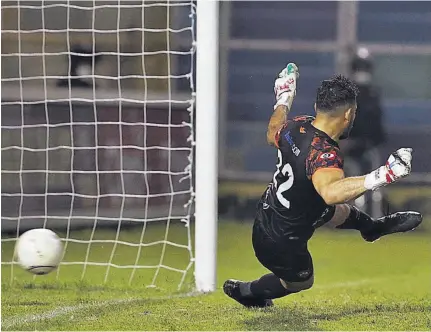  ??  ?? Remontada. El Alianza se recuperó en la segunda mitad y logró abrir a la defensa de los emplumados, que hizo un gran juego.