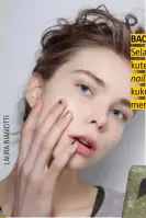  ??  ?? Backstage trick: Selain memolesnya dengan kuteks, Anda juga bisa menempel
nail art untuk mewujudkan look kuku yang mengilat tanpa harus menungguny­a kering.