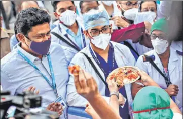  ?? BLOOMBERG ?? Employees welcome health workers carrying Covid vaccines at a hospital in Mumbai on Saturday.