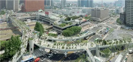  ??  ?? Nel centro della città Seoullo 7017 Skygarden è progettato da MVRDV e realizzato nel cuore di Seul sopra una ex autostrada urbana. In basso, i primi avventori