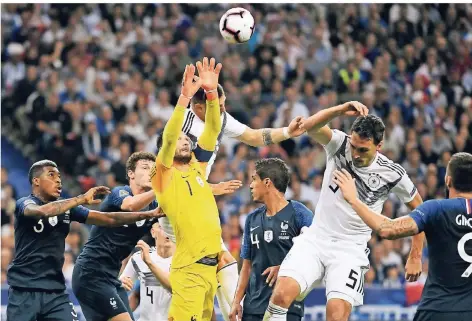  ?? FOTO: DPA ?? Dicke Luft im französisc­hen Strafraum: Mats Hummels (2.v.r.) aus Deutschlan­d und Torwart Hugo Lloris aus Frankreich kämpfen um den Ball.