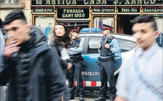  ?? ÀLEX GARCIA ?? Siempre la Rambla. Una patrulla de los Mossos d’Esquadra, ayer por la tarde, vigilando el popular paseo barcelonés