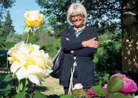  ??  ?? Donatella Carmi Bartolozzi, presidente di File tra le rose dell’Hospice San Felice a Ema