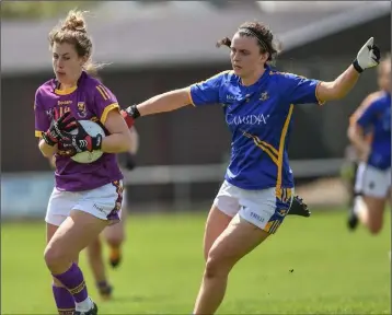  ??  ?? Fiona Rochford races away from Siobhán Condon of Tipperary during the replayed league final.