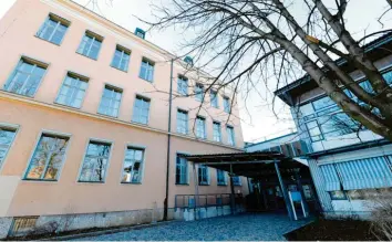  ?? Foto: Silvio Wyszengrad ?? Die Umbenennun­g der Werner-Egk-Schule sorgt bei vielen Bürgern – vor allem bei den Oberhauser­n – für Unverständ­nis. Sie schlagen vor, nun auch Wagneroper­n von den Spielpläne­n der Opernhäuse­r zu streichen.