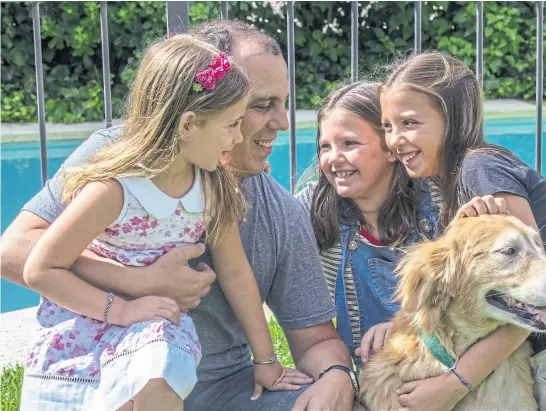  ?? Daniel jayo ?? Francisco Vigo (46) junto a sus hijas, Trinidad, Rosario y Pilar, en el jardín de su casa