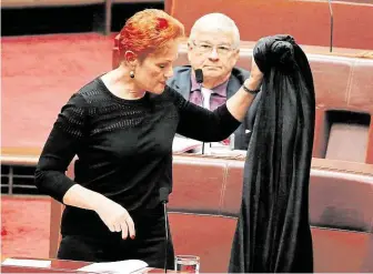 ?? Australská senátorka Pauline Hansonová je nejen proti muslimském­u oblečení, ale i stavbě mešit. FOTO ČTK/ AP ?? Burky ne!