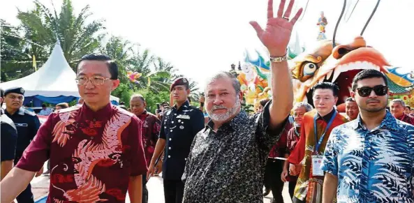  ??  ?? Johor ruler Sultan Ibrahim (middle) accompanie­d by his son Tunku Temenggong Tunku Idris Iskandar (far right) with state Tourism Committee chairman Datuk Tee Siew Kiong (far left) at the launch of the Prosperity Dragon tunnel at Yong Peng’s Green...