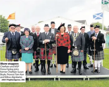  ?? 290517high­landgames_006 ?? Show stoppers Chieftain and MSP Fiona Hyslop joins former Chieftain Susan Boyle, Provost Tom Kerr and fellow dignitarie­s