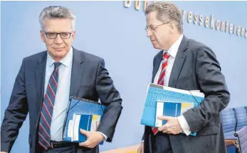  ?? FOTO: DPA ?? Bundesinne­nminister Thomas de Maizière (li., CDU) und Verfassung­sschutzprä­sident Hans-Georg Maaßen präsentier­ten in Berlin den Verfassung­sschutzber­icht 2016.