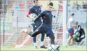  ?? FOTO: JUAN ECHEVERRÍA ?? Bien cubierta Kepa parte con ventaja ante Herrerín en la portería