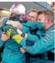  ?? FOTO: SHEMETOV/AFP ?? Sebastian Vettel wurde von den Mitarbeite­rn seines Teams nach Platz zwei fast erdrückt.