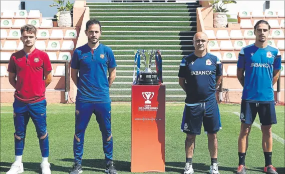  ?? FOTO: FCB ?? Álex Rico, Sergi Milà (FC Barcelona), Óscar Gilsanz y Mario Dominguez (Deportivo) posaron junto a la Copa el día antes de una final donde el Barça vestirá de azulgrana por antigüedad