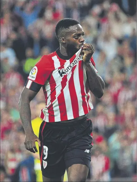  ?? Foto: Juan echeverria ?? Iñaki Williams se besó el escudo después de hacer el único gol del partido en la victoria del athletic club sobre el villarreal