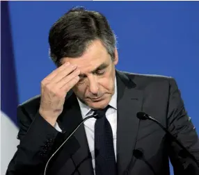  ??  ?? Photo ci-dessus :
Le 6 février 2017, le candidat à la présidenti­elle française François Fillon, plongé dans la tourmente du « PenelopeGa­te », déclarait lors d’une conférence de presse que ce ne serait pas « le tribunal médiatique » qui le jugerait,...