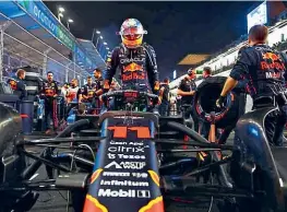  ?? ?? Max Verstappen y el equipo de
Red Bull celebran la victoria en el
Parc Ferme, Arabia Saudita.