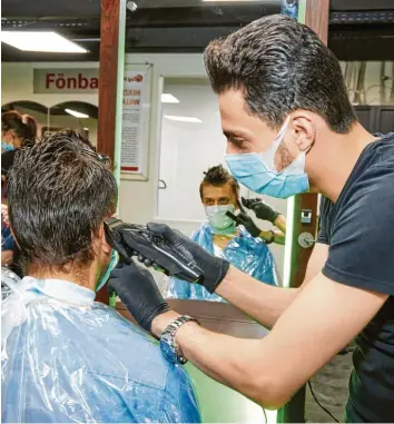  ?? Foto: Peter Fastl ?? Friseure gehören zu den Branchen, die besonders stark unter der Corona-Krise und der Schließung ihrer Geschäfte litten. Laut Handwerksk­ammer mussten verschiede­ne Zweige Einbußen von bis zu 100 Prozent in Kauf nehmen.