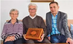  ?? Foto: lor ?? Irmgard und Josef Stecker freuen sich über Glückwünsc­he von Bürgermeis­ter Jürgen Eisen und zeigen die Schatulle – das erste Geschenk an Irmgard Stecker.