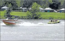  ??  ?? Nouveau au ski nautique la bouée tractée par un bateau