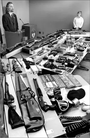  ?? RON BULL/TORONTO STAR ?? Toronto police Det. Const. Rondi Craig and Det. Const. Nancy McLean display weapons and material seized after some were discovered for sale over the Internet. “We ourselves were a bit surprised how easy it was to secure this deal,” Craig said of the...