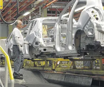  ?? JAIME GALINDO ?? Un trabajador en una de las dos líneas de producción de coches de la planta de PSA en Figueruela­s.