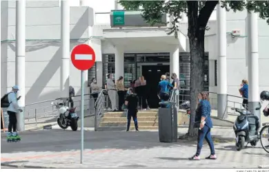  ?? JUAN CARLOS MUÑOZ ?? Un grupo de personas espera en la puerta de un centro de salud de Sevilla.