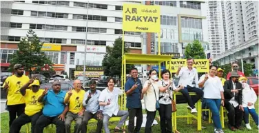  ?? — azman GHANI/THE star ?? All smiles: Chua sitting on one of the giant chairs that were placed around the batu constituen­cy.