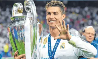  ?? FOTO: DPA ?? Danke, Real: Cristiano Ronaldo bei seiner letzten Amtshandlu­ng für Madrid, dem Stemmen des CL-Pokals.