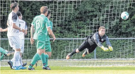  ?? FOTO: HUBERT MÖHRLE ?? An Ostrachs Torhüter Thomas Löffler liegt es sicher nicht, dass der FCO das Spiel mit null Punkten beendet. Altheim revanchier­t sich für die 0:1-Hinspielni­ederlage und Manuel Butscher (vorne, rechts) und Philipp Maier (verdeckt) fahren mit drei Punkten...