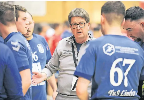  ?? FOTO: OLEKSANDR VOSKRESENS­KYI ?? Lintforts Trainer Andreas Michalak lenkt seit zwei Jahrzehnte­n die Geschicke der blau-weißen Handballer.