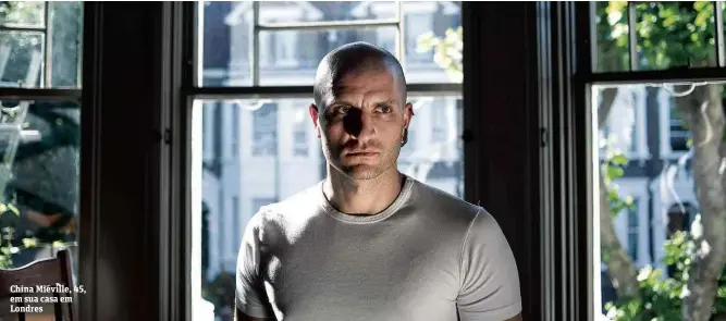  ??  ?? China Miéville, 45, em sua casa em Londres