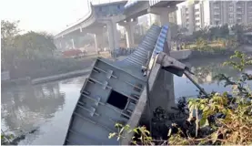  ?? — ABHIJIT MUKHERJEE ?? A view of the fallen portion of the Ultadanga flyover in Kolkata on Sunday morning. A large portion of the flyover collapsed early on Sunday. Three persons were injured in the incident, which could have been a major disaster had it occurred in the...