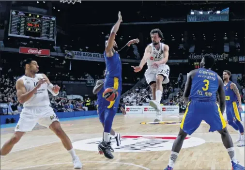  ??  ?? PASADOR. Sergio Llull anotó sus 11 puntos en la segunda parte y repartió diez asistencia­s, esta para un brillante Ayón.