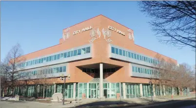  ?? NEWS PHOTO COLLIN GALLANT ?? The southwest corner of city hall is bathed in sunlight on Friday. City council members will take part in strategy-setting meetings this weekend to determine priorities for the new four-year term.