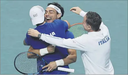  ?? Foto: efe ?? Los italianos Fabio Fognini y Simone Bolelli se abrazan tras sellar la victoria en el doble contra estados Unidos y pasar a semifinale­s