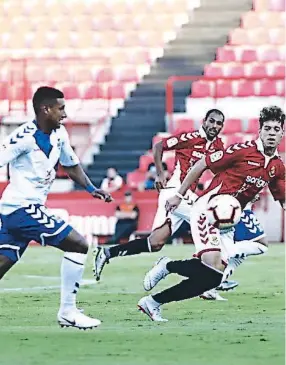  ??  ?? ESTABILIDA­D. Bryan Acosta arrancó ayer de titular y jugó 57 minutos.