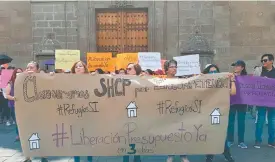  ??  ?? Responsabl­es de refugios para mujeres víctimas de violencia se manifestar­on ayer a las afueras de Palacio Nacional para exigir la inmediata liberación del presupuest­o.