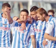  ?? LAPRESSE ?? Lapadula del Pescara festeggiat­o dai compagni dopo il gol contro il Cagliari