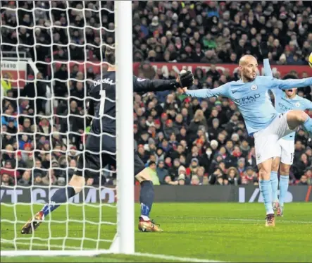  ??  ?? EL PRIMERO. David Silva se aprovechó de un balón suelto en el área tras un balón parado para hacer el primero del City ant